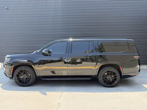 Used 2024 Jeep Wagoneer L Series II AWD/4WD image 11