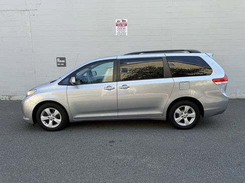 Used 2011 Toyota Sienna LE w/ Towing Pkg FWD image 3