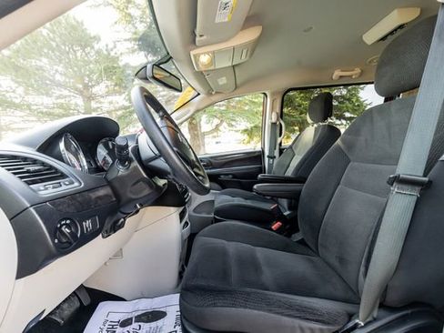 Used 2018 Dodge Grand Caravan SE w/ UConnect Hands-Free Group image 11