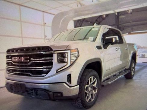 Used 2022 GMC Sierra 1500 SLT w/ X31 Off-Road Package AWD/4WD image 2