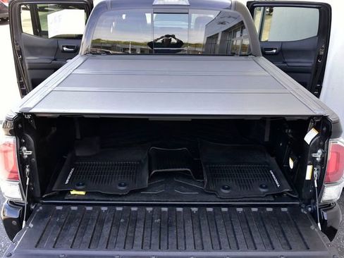 Used 2020 Toyota Tacoma TRD Sport w/ TRD Premium Sport Package AWD/4WD image 29