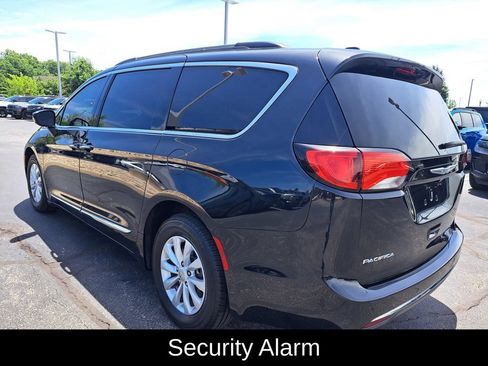 Used 2017 Chrysler Pacifica Touring-L FWD image 5