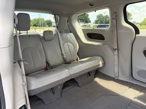 Used 2020 Chrysler Pacifica Touring-L Plus FWD image 27
