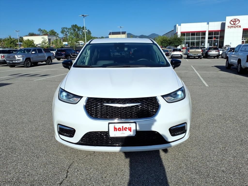Used 2024 Chrysler Pacifica Touring-L FWD image 10