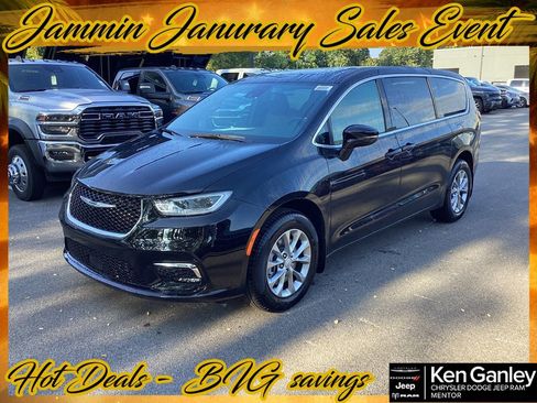 New 2026 Chrysler Pacifica Select image 3