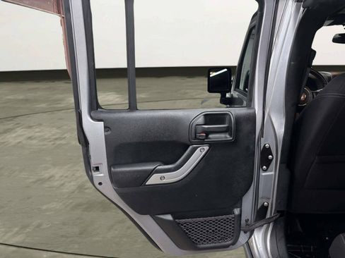 Used 2017 Jeep Wrangler Unlimited Rubicon w/ Connectivity Group AWD/4WD image 16