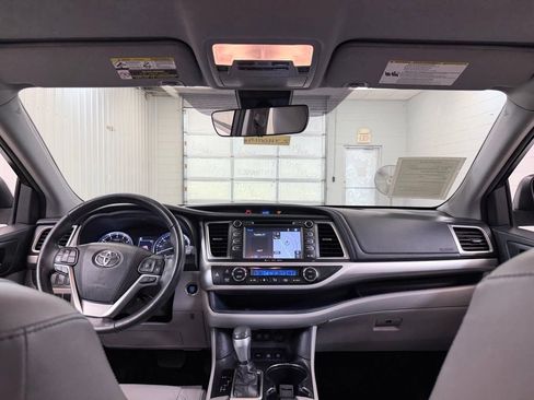 Used 2017 Toyota Highlander XLE AWD/4WD image 26
