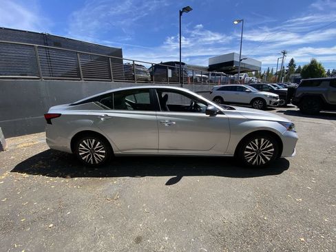 Used 2024 Nissan Altima 2.5 SV FWD image 7