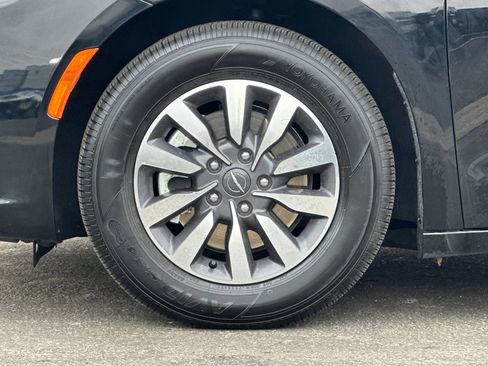 Used 2024 Chrysler Pacifica Select image 27