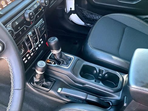 Used 2023 Jeep Gladiator Sport AWD/4WD image 17