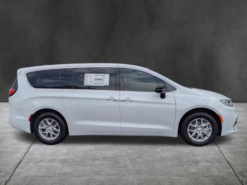 New 2026 Chrysler Pacifica Select image 3