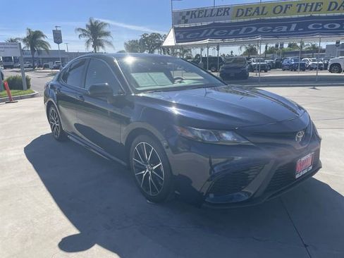 Used 2021 Toyota Camry SE image 2