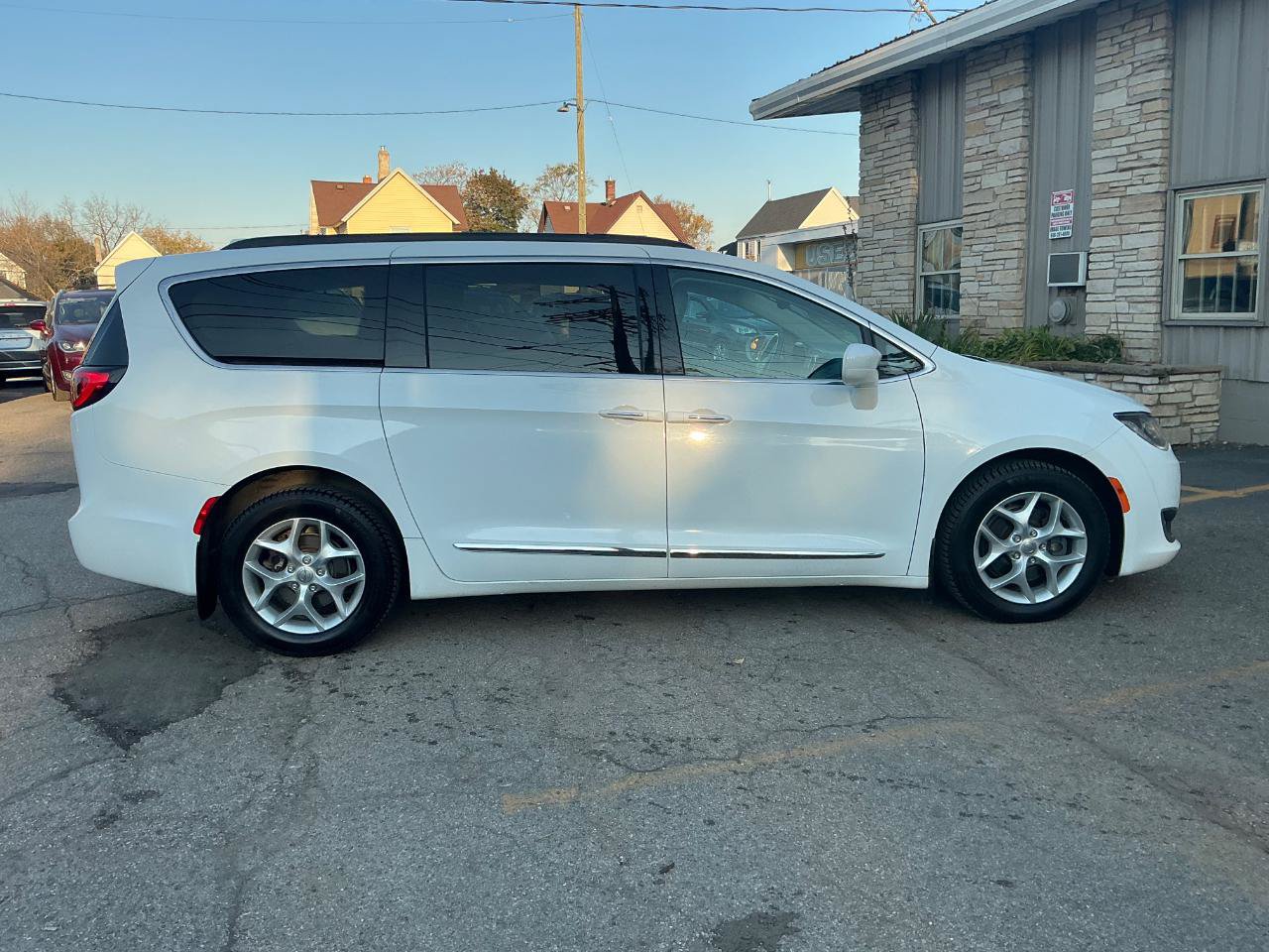 Used 2017 Chrysler Pacifica Touring-L w/ Tire & Wheel Group FWD image 3