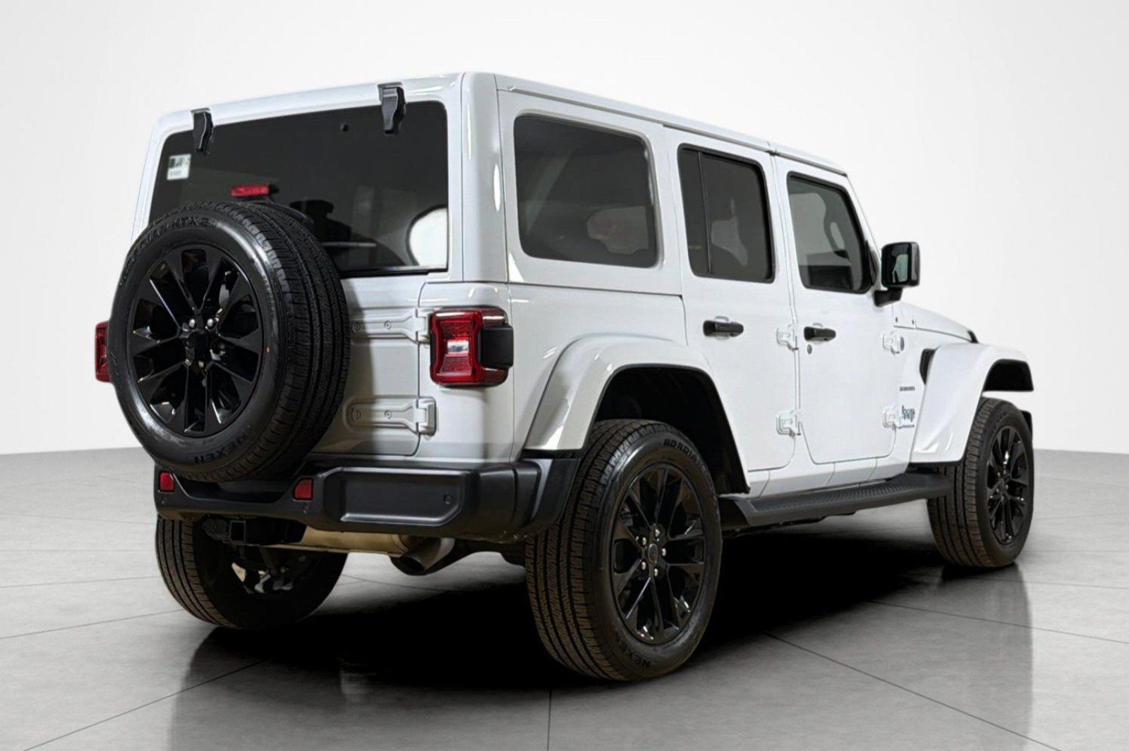 Used 2024 Jeep Wrangler Unlimited Sahara w/ Technology Group AWD/4WD image 5