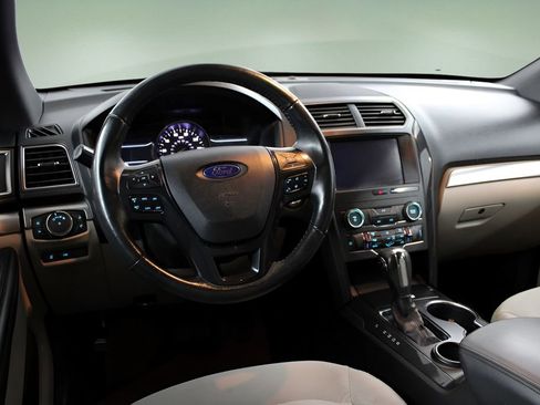 Used 2019 Ford Explorer XLT w/ Equipment Group 201A FWD image 11