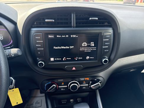Certified 2025 Kia Soul LX w/ LX Technology Package FWD image 24