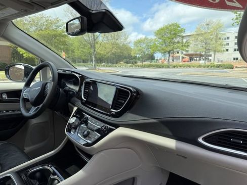 Used 2023 Chrysler Pacifica Limited FWD image 46