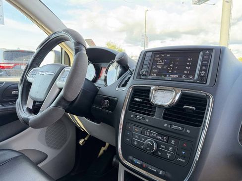 Used 2014 Chrysler Town & Country Touring-L w/ Driver Convenience Group FWD image 19