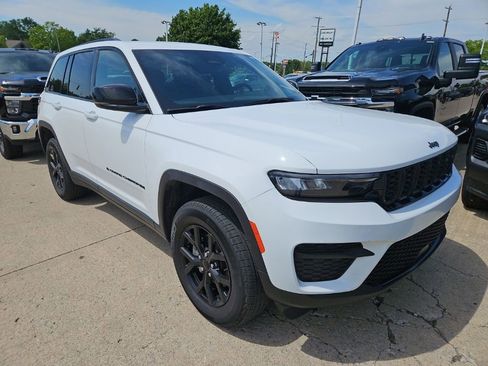 Used 2025 Jeep Grand Cherokee Altitude AWD/4WD image 2