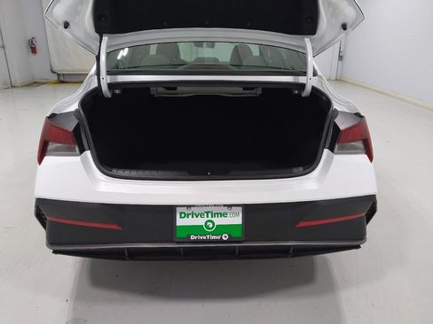 Used 2025 Hyundai Elantra SE FWD image 29