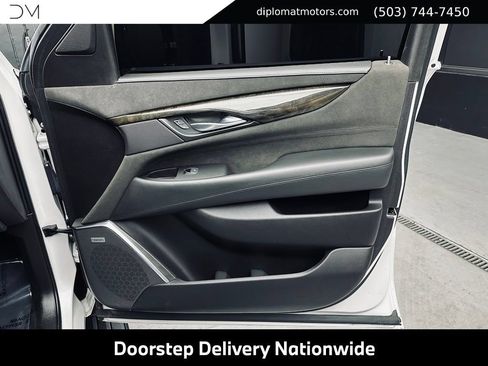 Used 2017 Cadillac Escalade ESV Platinum AWD/4WD image 32