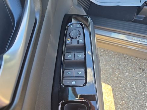 New 2025 Nissan Pathfinder SL image 12