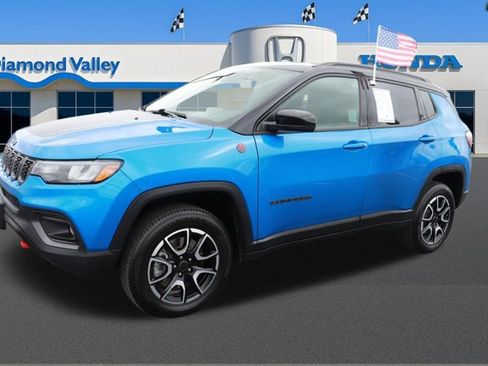 Used 2025 Jeep Compass Trailhawk AWD/4WD image 4