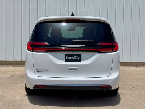 Used 2023 Chrysler Pacifica Touring-L FWD image 5
