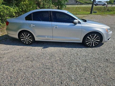 Used 2011 Volkswagen Jetta SEL FWD image 3