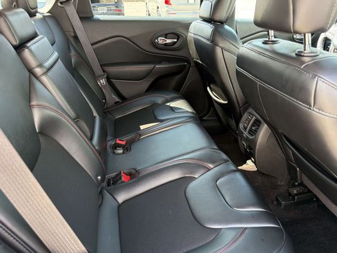 Used 2019 Jeep Cherokee Trailhawk w/ Comfort/Convenience Group AWD/4WD image 29