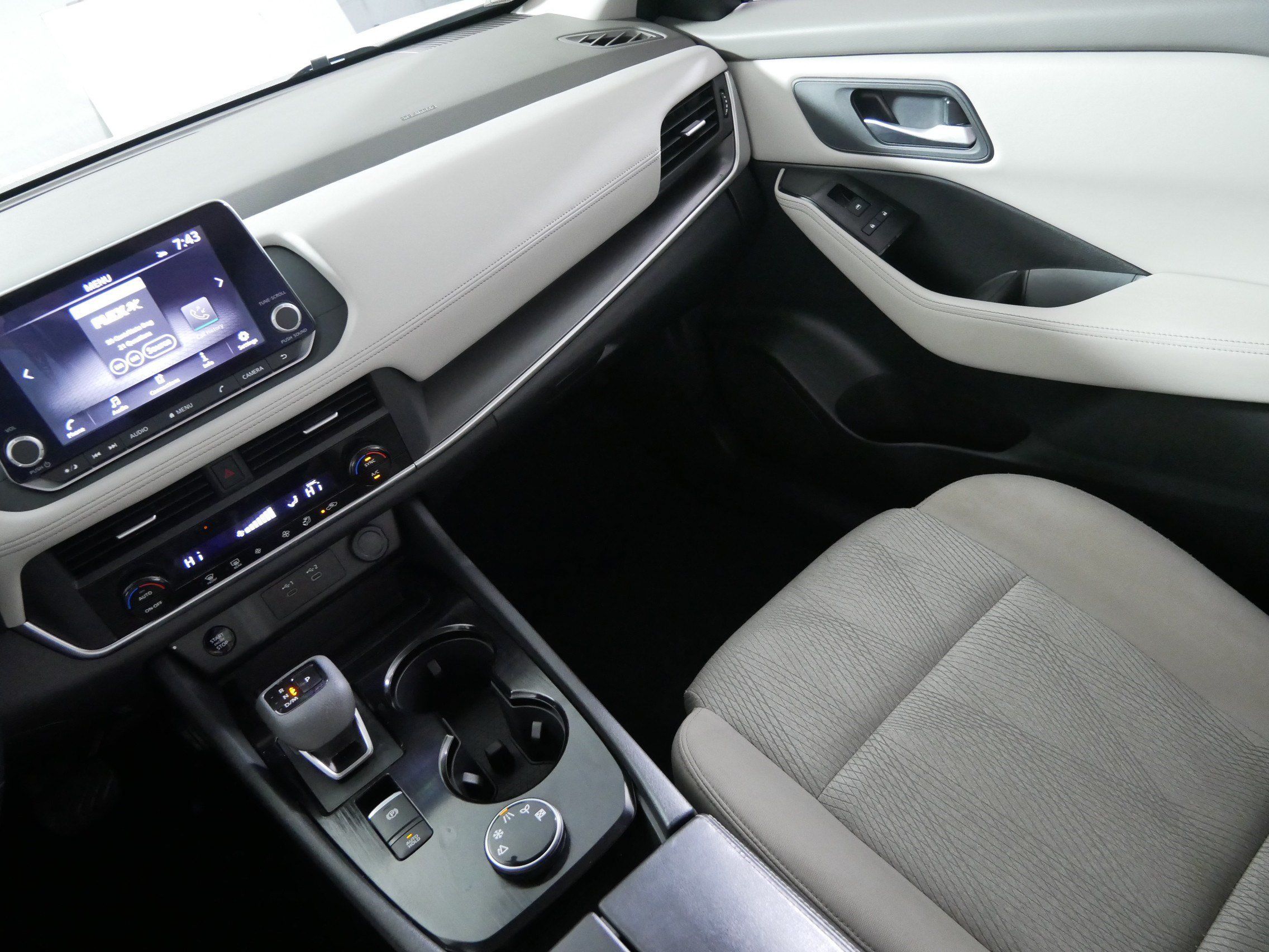 Used 2025 Nissan Rogue SV AWD/4WD image 11