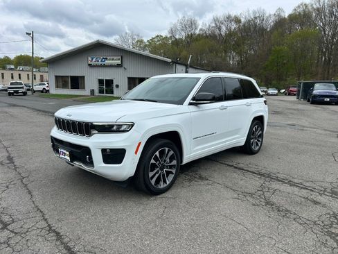 Used 2023 Jeep Grand Cherokee Overland image 2
