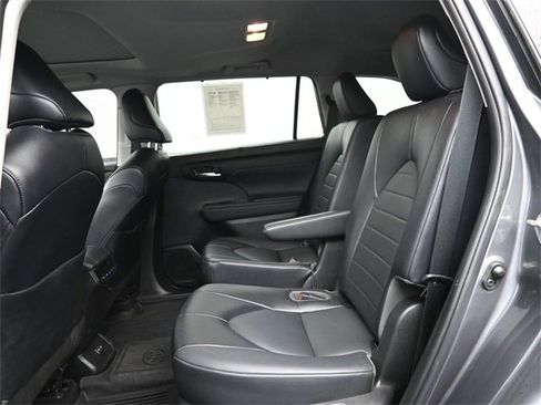Used 2022 Toyota Highlander XLE image 20