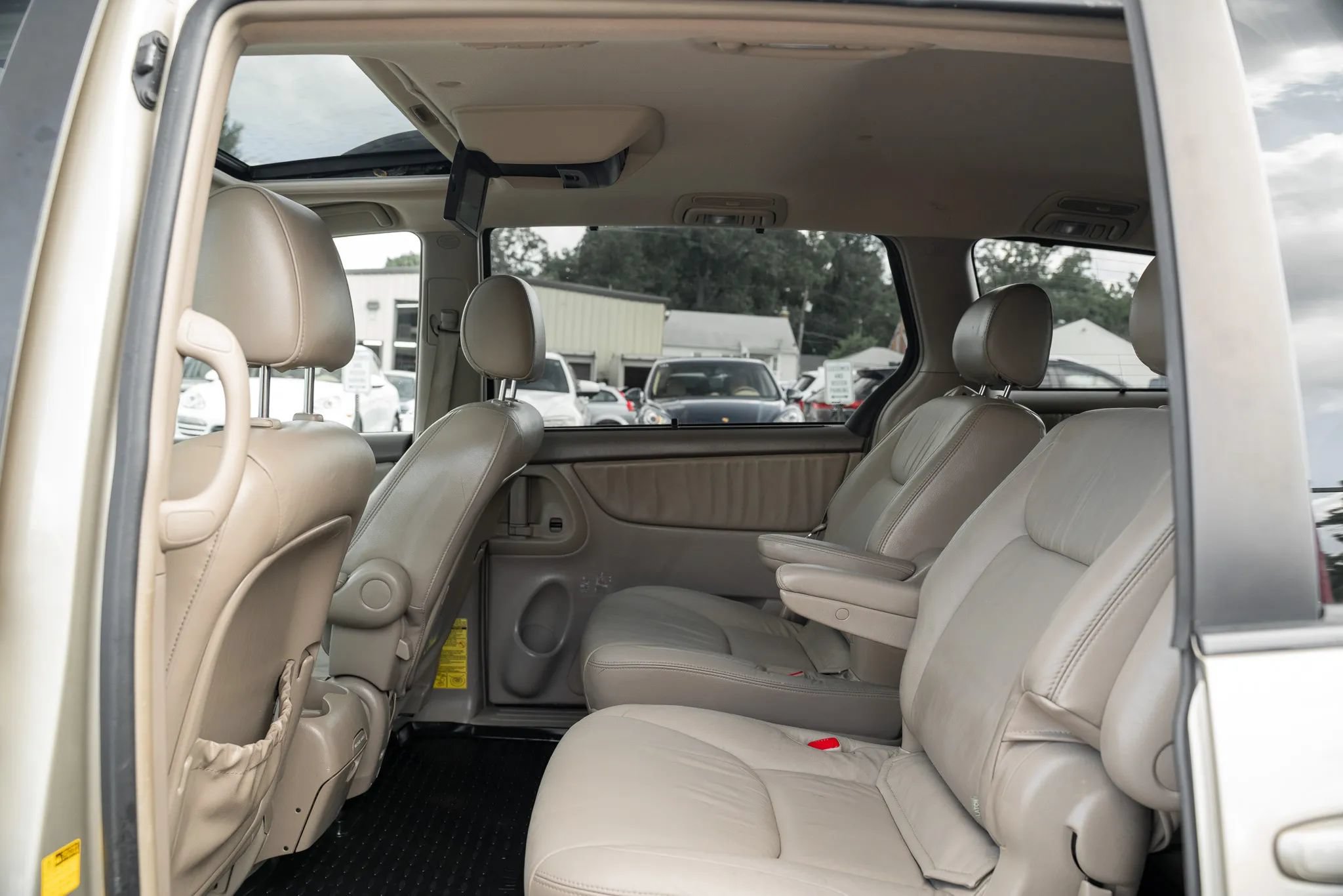 Used 2004 Toyota Sienna XLE w/ XLE Pkg 19 FWD image 8