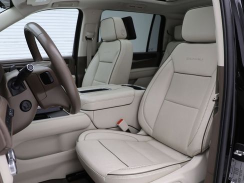 Used 2023 GMC Yukon XL Denali w/ Advanced Technology Package image 19