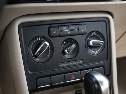 Used 2014 Volkswagen Beetle 1.8T image 24