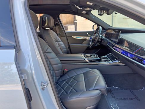 Used 2023 BMW 740i w/ Parking Assistance Package RWD image 16
