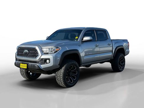 Used 2018 Toyota Tacoma TRD Off-Road image 1