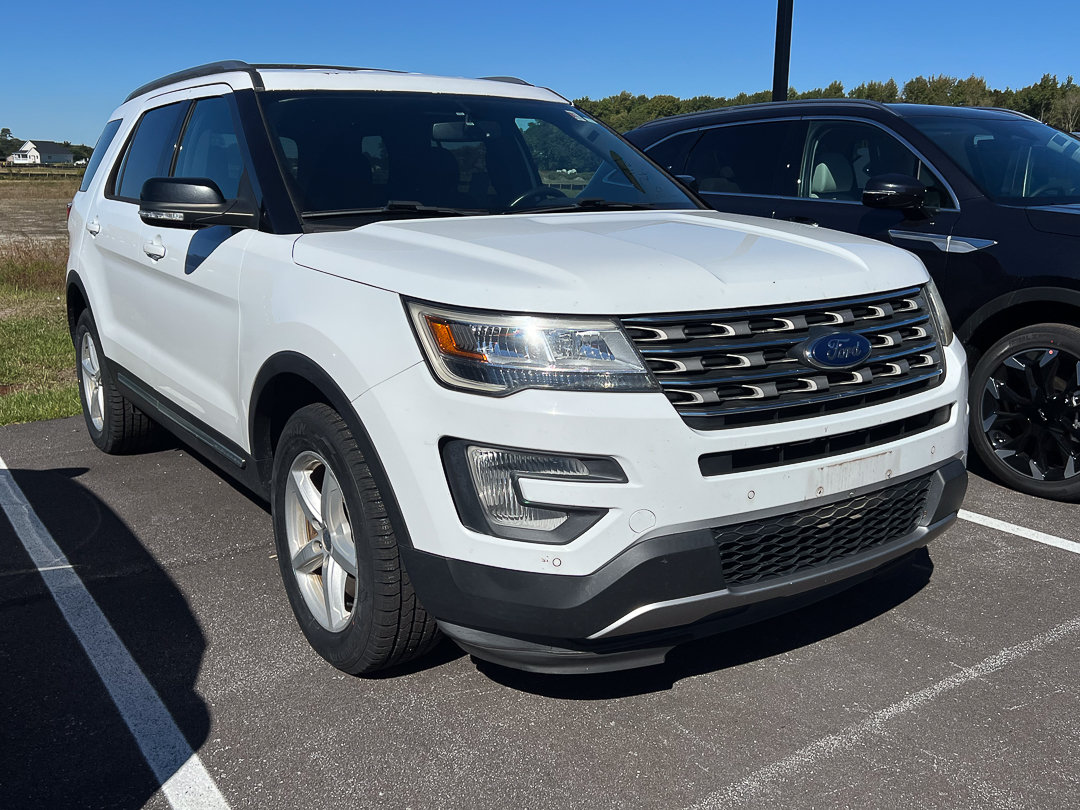 Used 2017 Ford Explorer XLT w/ Equipment Group 201A AWD/4WD image 8