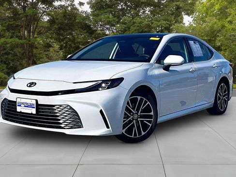 Used 2025 Toyota Camry XLE image 3