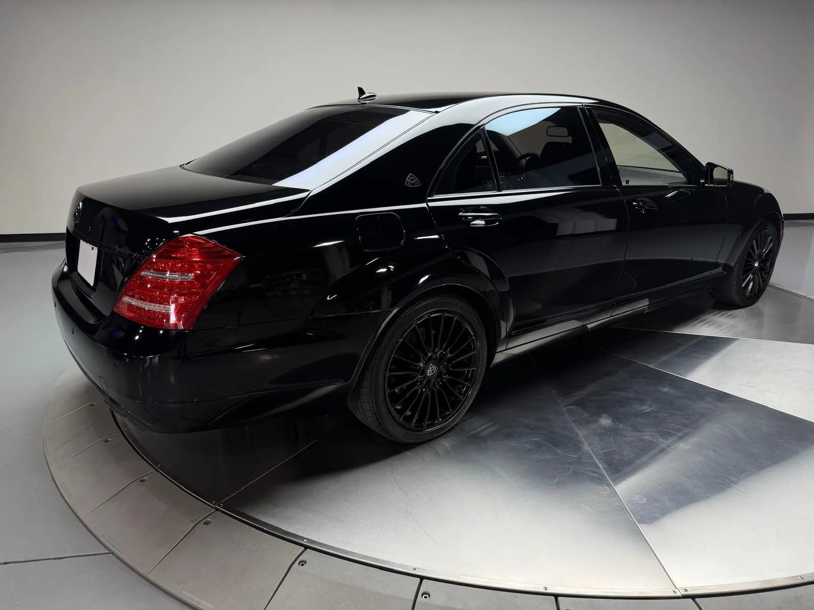 Used 2010 Mercedes-Benz S 550 4MATIC image 2