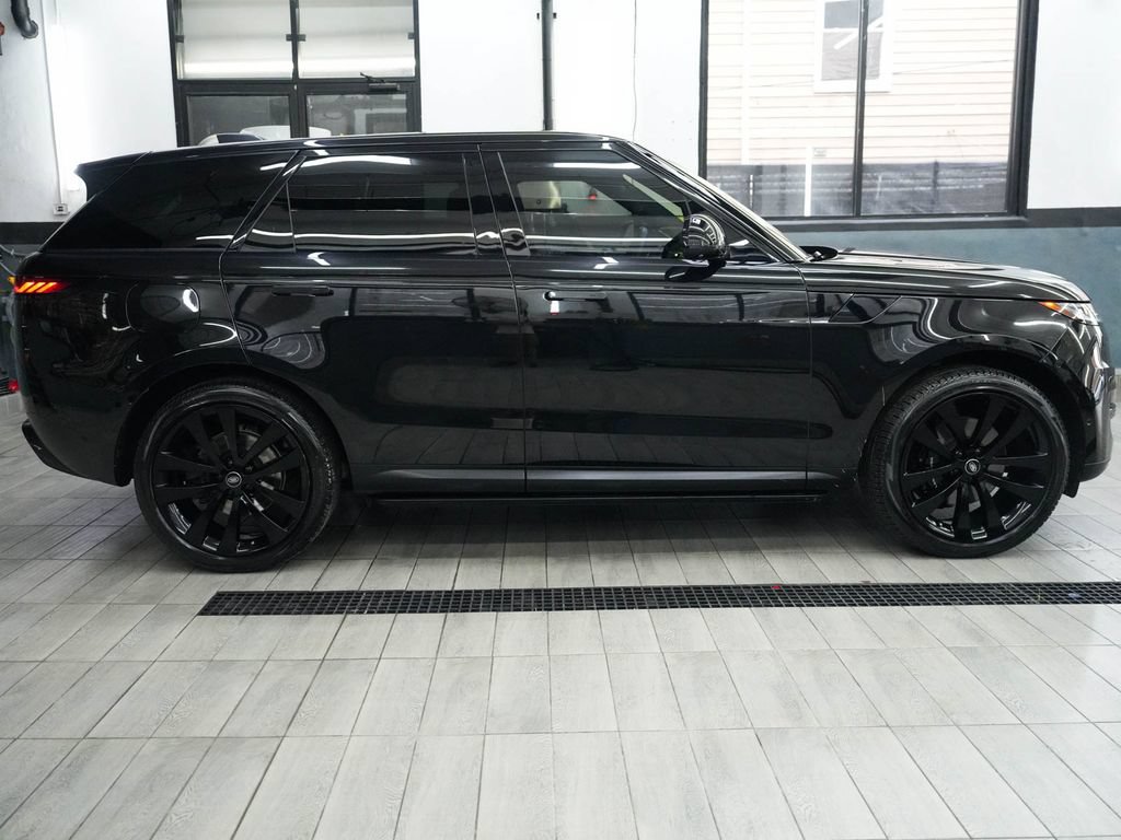 Used 2024 Land Rover Range Rover Sport SE AWD/4WD image 5
