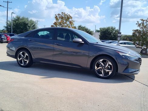 Used 2023 Hyundai Elantra SEL w/ Convenience Package FWD image 12