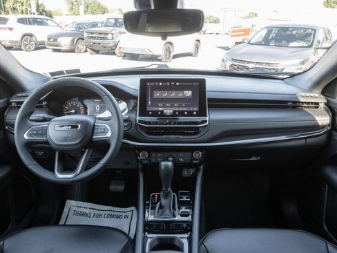 Used 2023 Jeep Compass Latitude AWD/4WD image 2