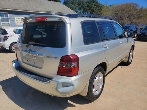 Used 2004 Toyota Highlander V6 2WD with 3rd-Row Seat image 10