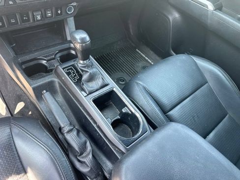 Used 2019 Toyota Tacoma TRD Off-Road w/ TRD Premium Off Road Package AWD/4WD image 4