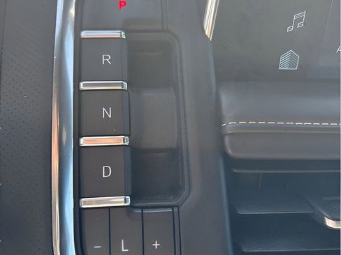 Used 2023 Chevrolet Suburban Premier image 21