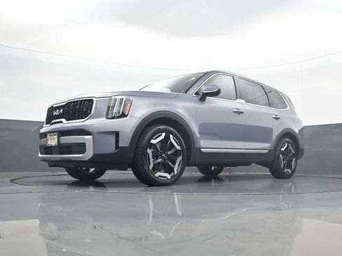 Used 2024 Kia Telluride EX w/ EX Captain's Chair Package AWD/4WD image 22