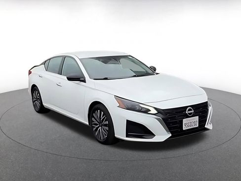 Used 2025 Nissan Altima 2.5 SV FWD image 3
