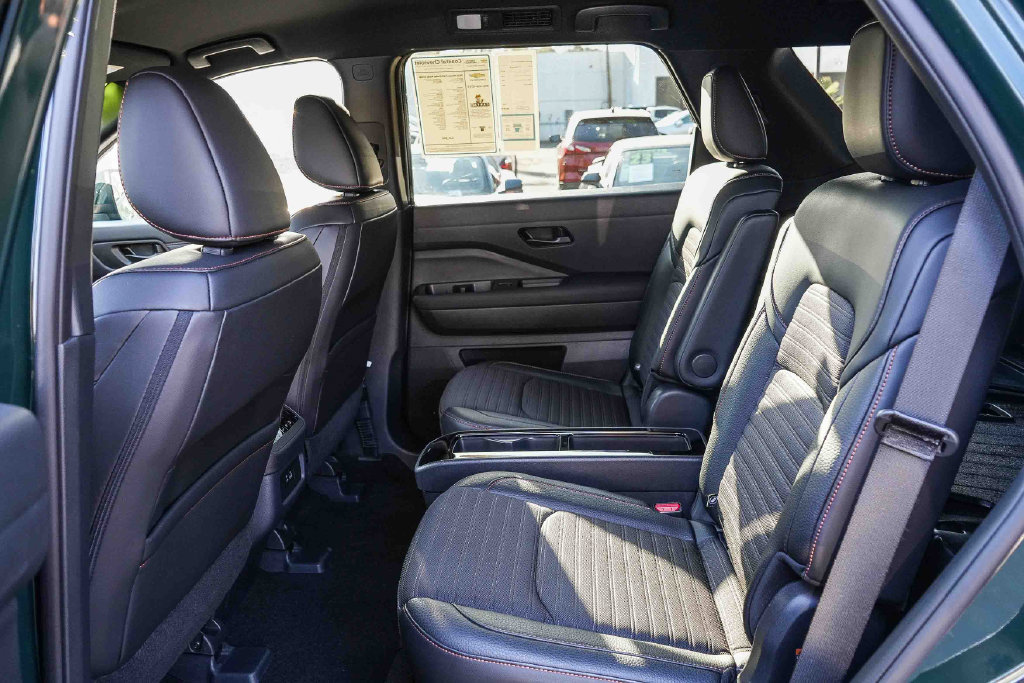 Used 2025 Nissan Pathfinder Rock Creek AWD/4WD image 19